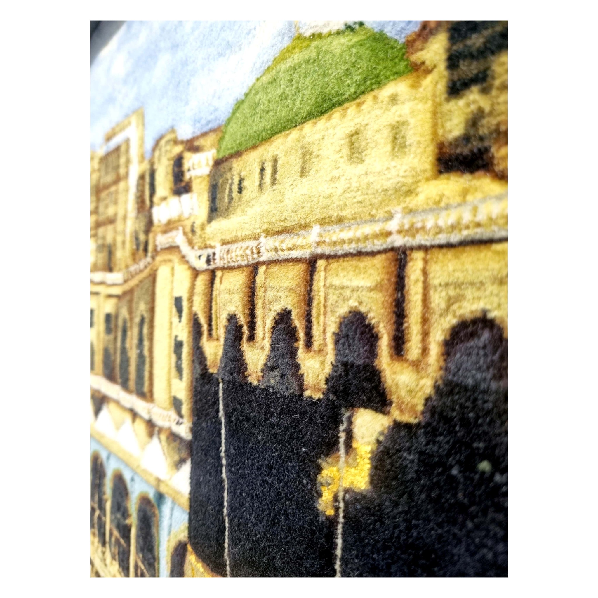 Tapis persan figuratif en soie noué à la main de Tabriz représentant la cour de la Kaaba