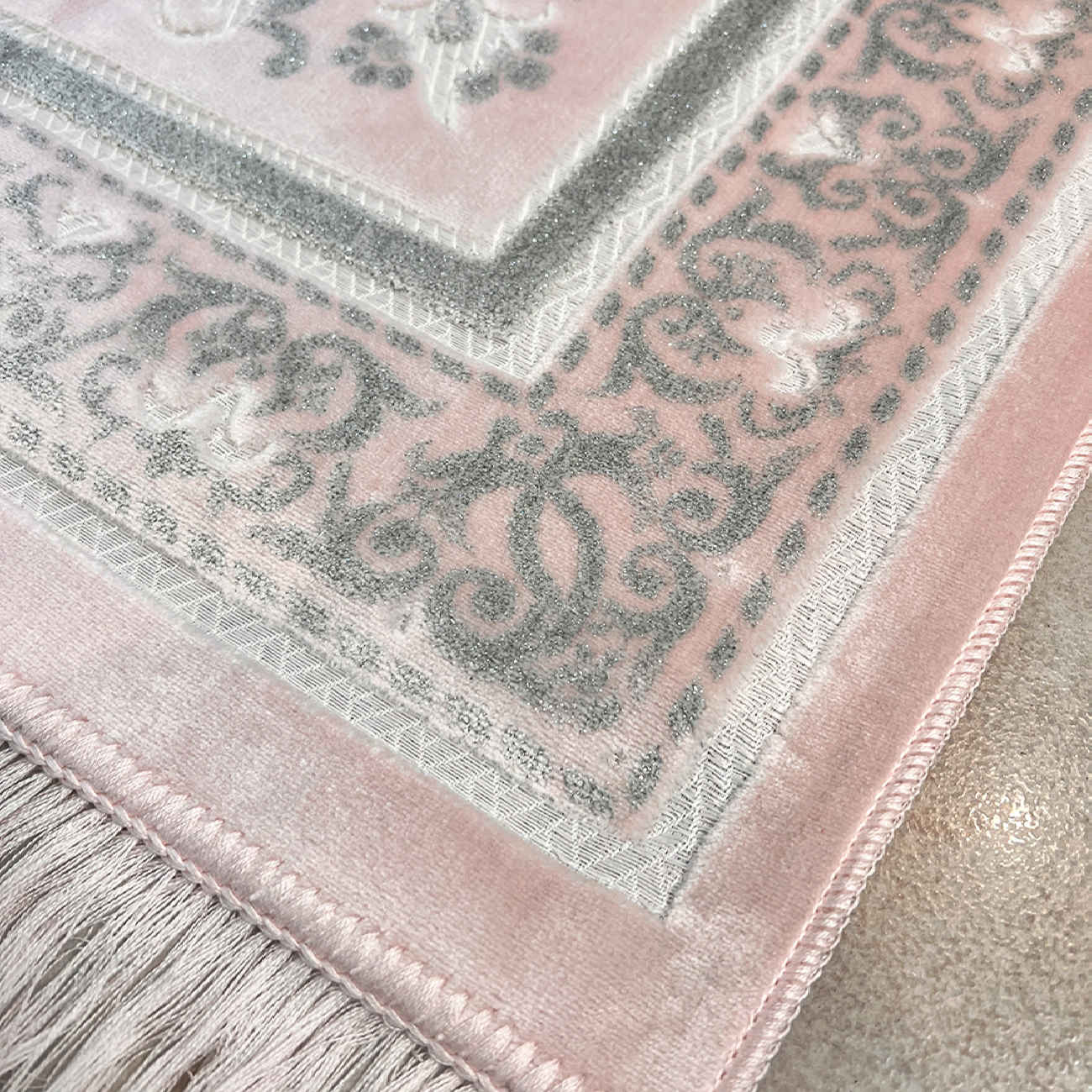 Tapis de prière islamique en velours rembourré Janamaz Sajadah design traditionnel