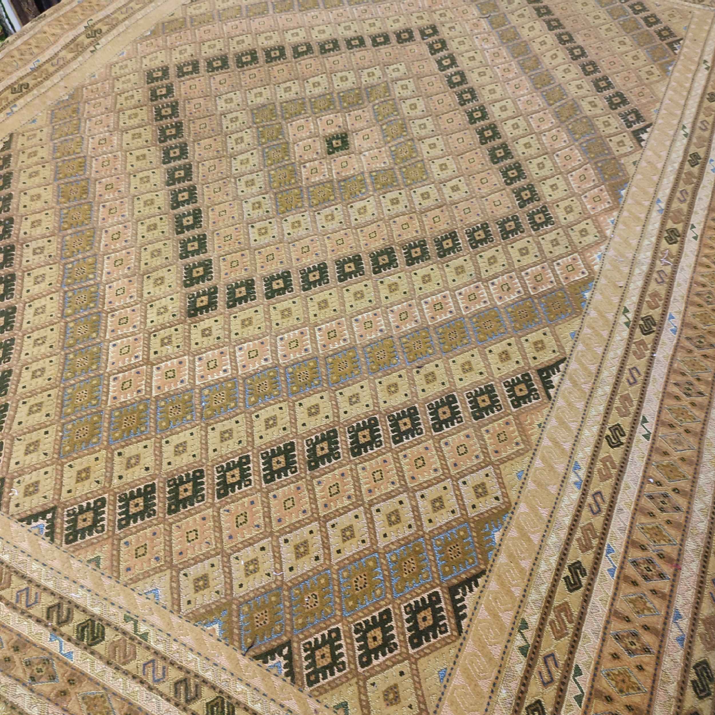 Tapis en laine Kilim persan tissé à la main à Sirjan avec motifs géométriques marron