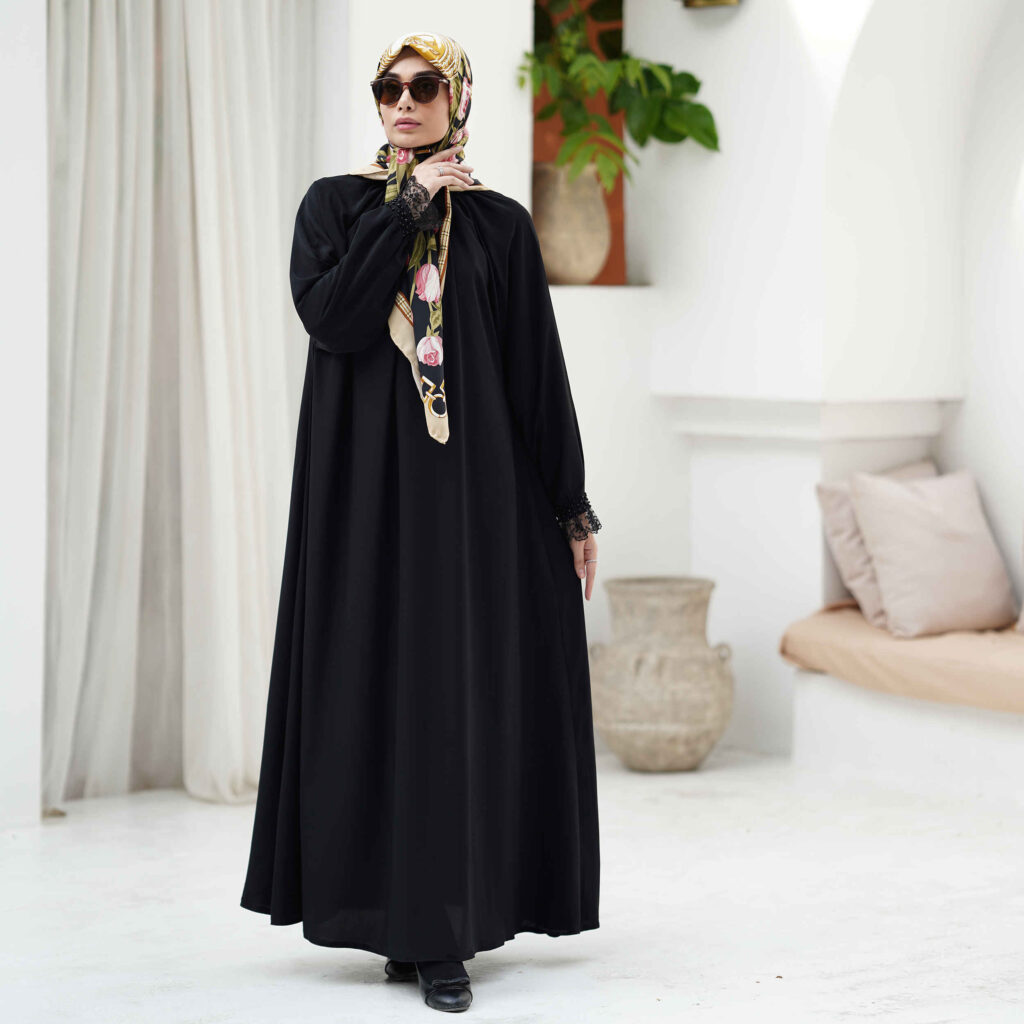 Abaya coupe ample pour femmes musulmanes avec ceinture en noir