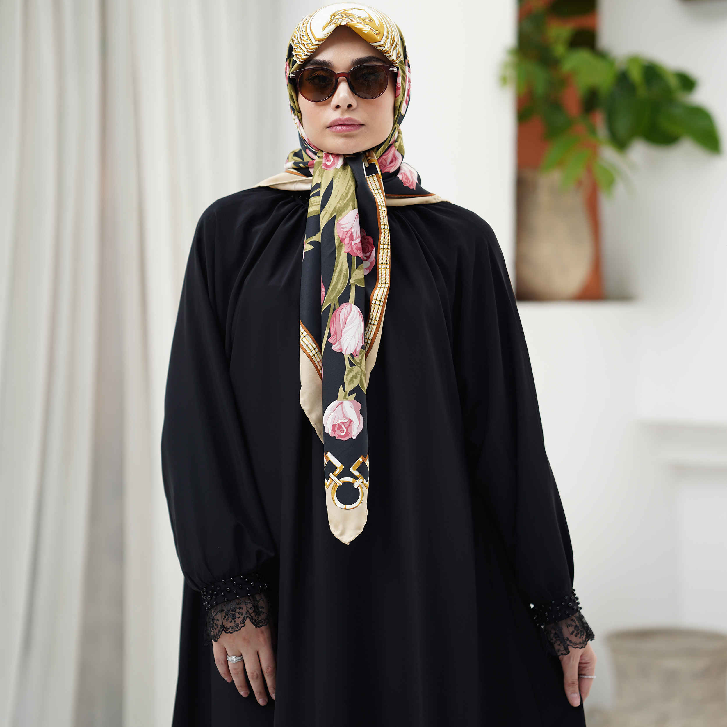 Abaya coupe ample pour femmes musulmanes avec ceinture en noir