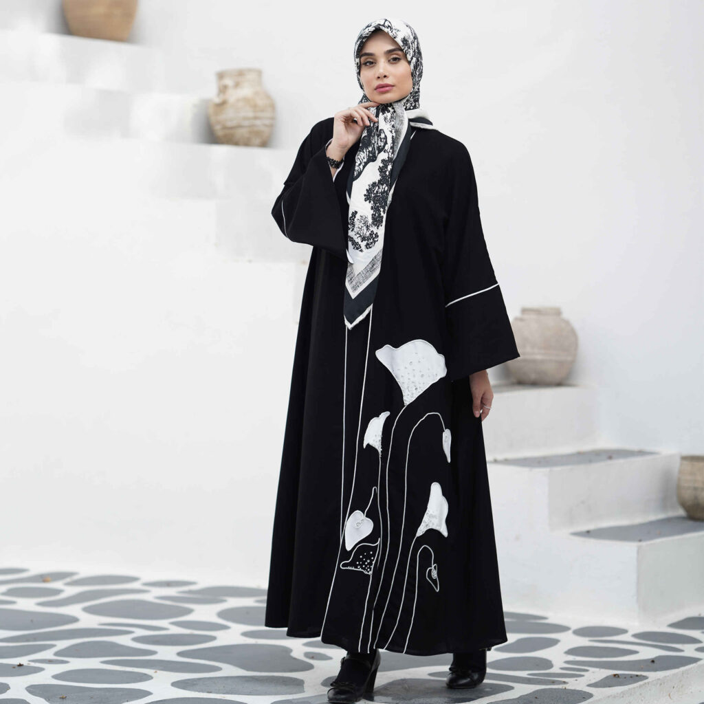 Abaya coupe ample pour femmes musulmanes avec design de passepoil blanc