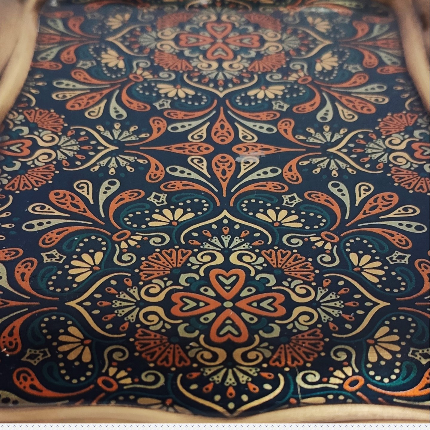 Plateau de service en laiton persan avec des motifs floraux persans