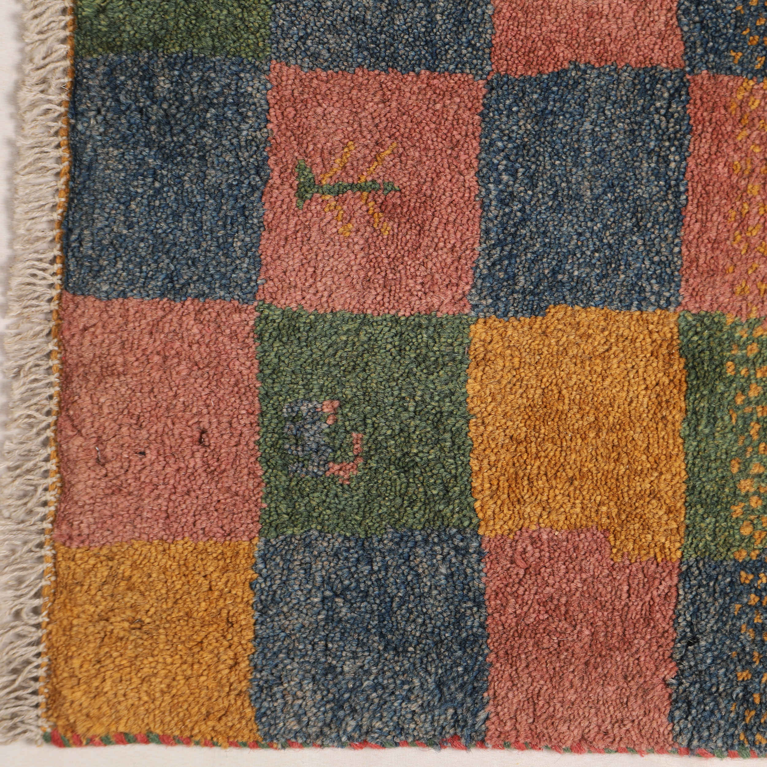 Tapis Gabbeh persan en laine tissé à la main en Fars à carreaux motifs animaliers