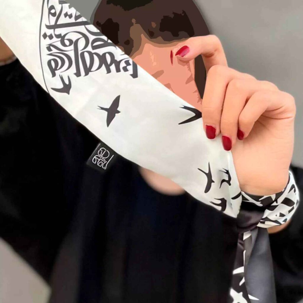 Foulard persan pour femme avec motif calligraphique