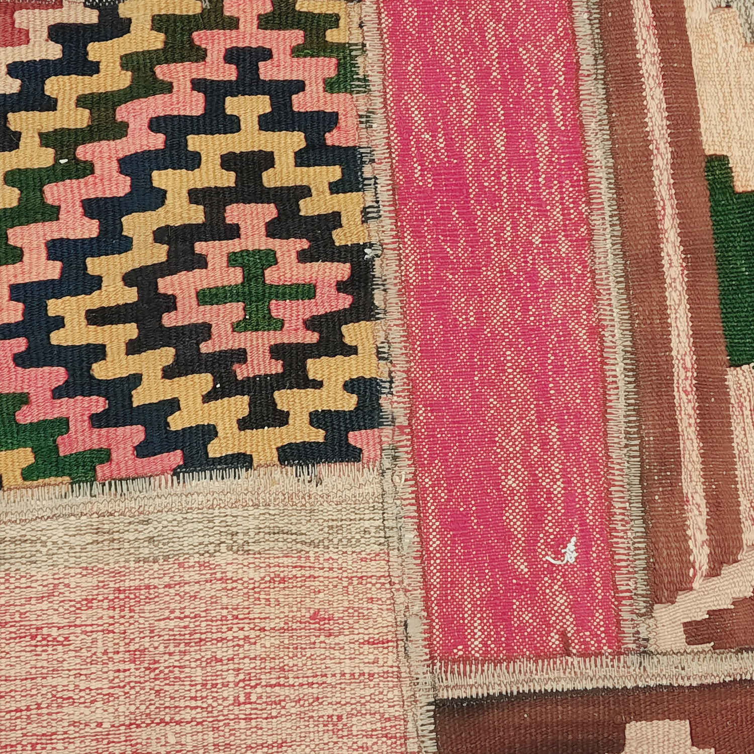 Tapis Kilim Persan Patchwork Tissé à la Main Géométrique Rose