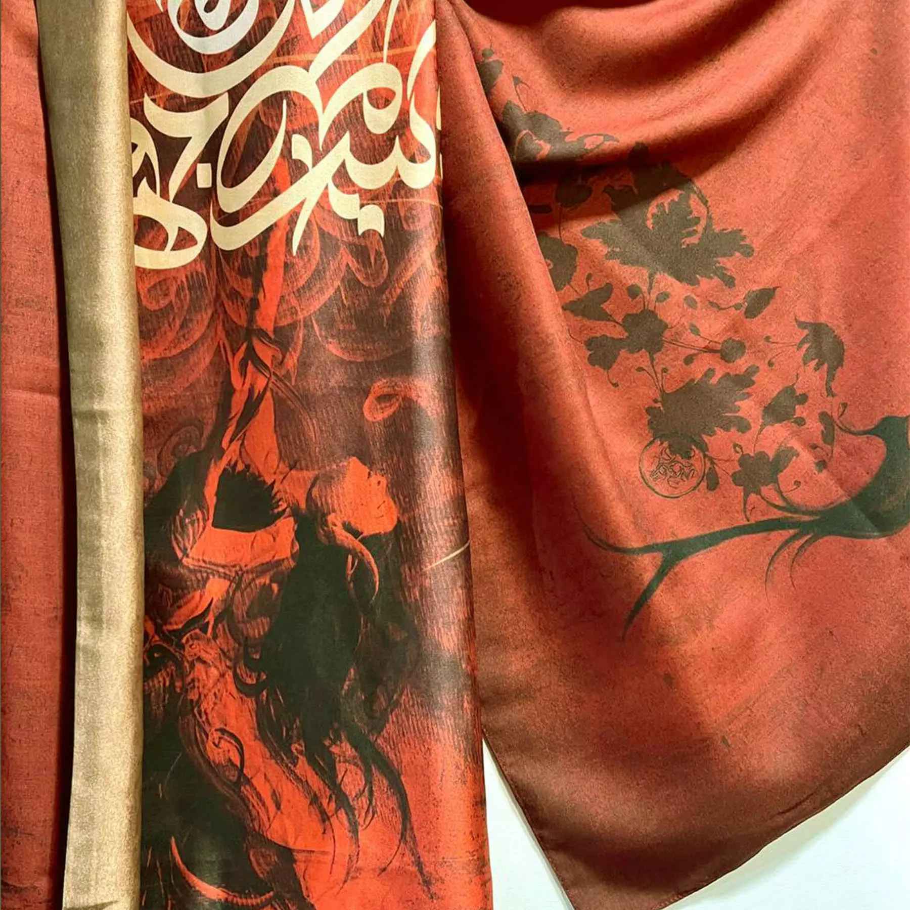 Châle Persan Imprimé Double Face pour Femme avec Motif Calligraphie