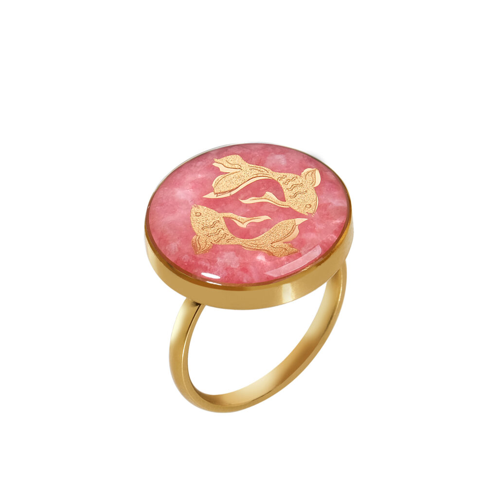 Bague Chevalière en Acier avec Pierre Jade Rose Recouverte de Résine et Symbole Poisson Plaqué Or