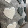 Housse de Coussin Punch Needle - Design Cœurs Gris Brodé