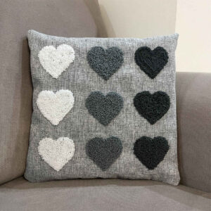 Housse de Coussin Punch Needle – Design Cœurs Gris Brodé