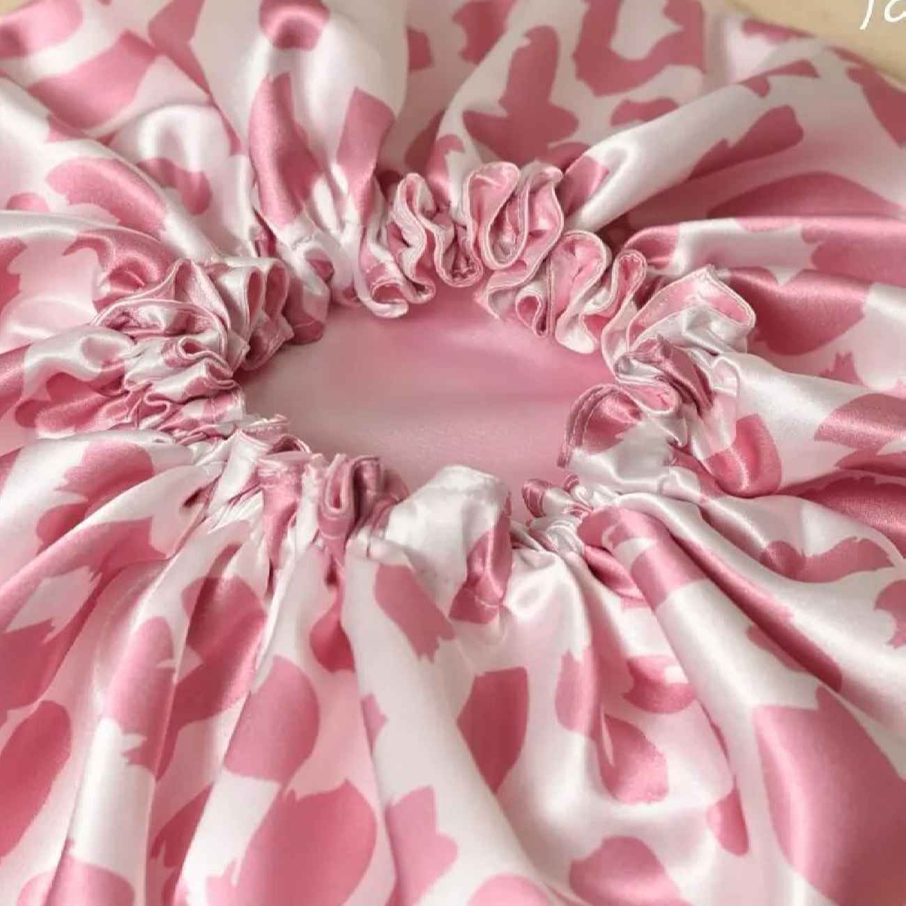 Bonnet de nuit en satin de soie de luxe pour femmes avec design léopard rose