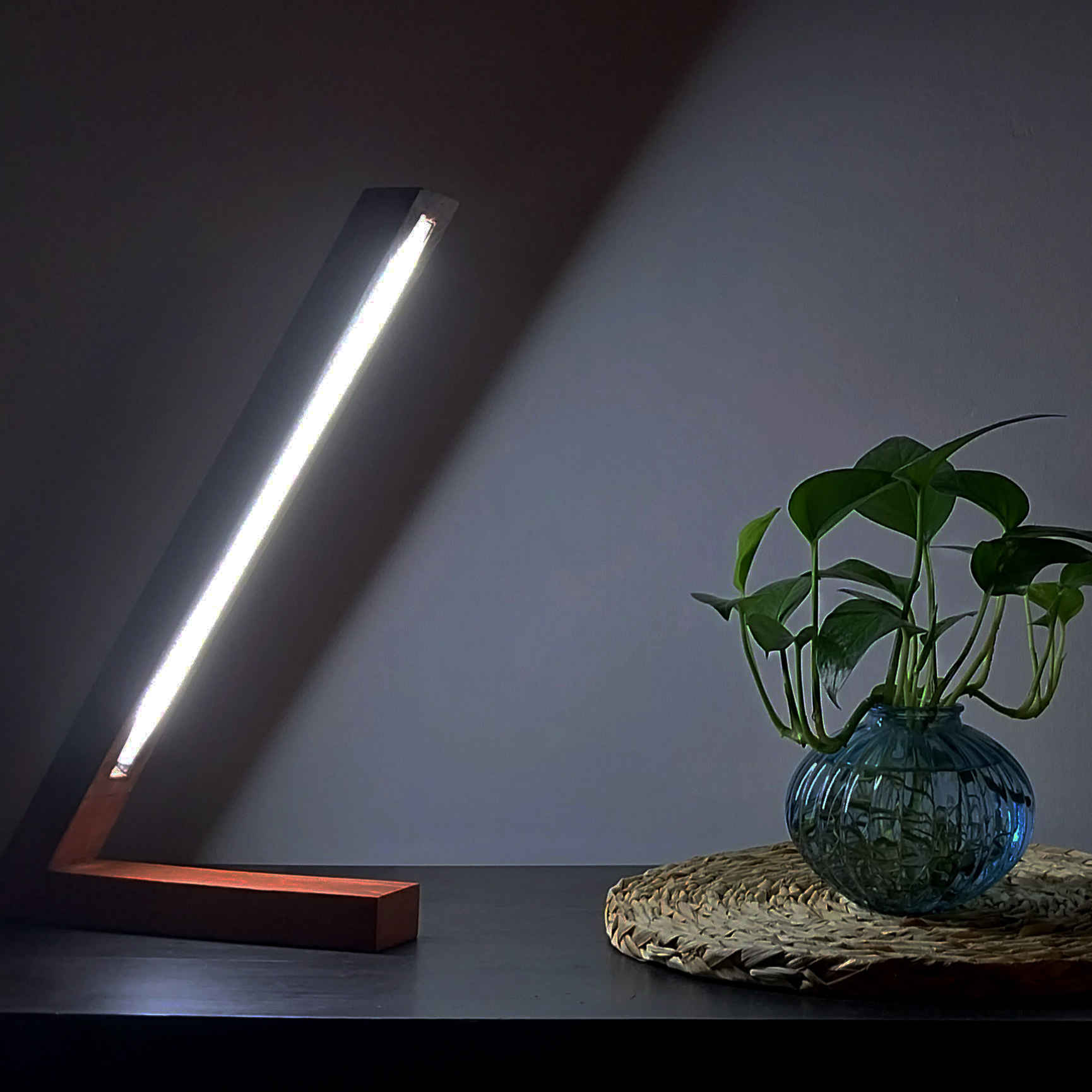 Lampe de bureau LED en bois – Fabriquée à la main pour la lecture