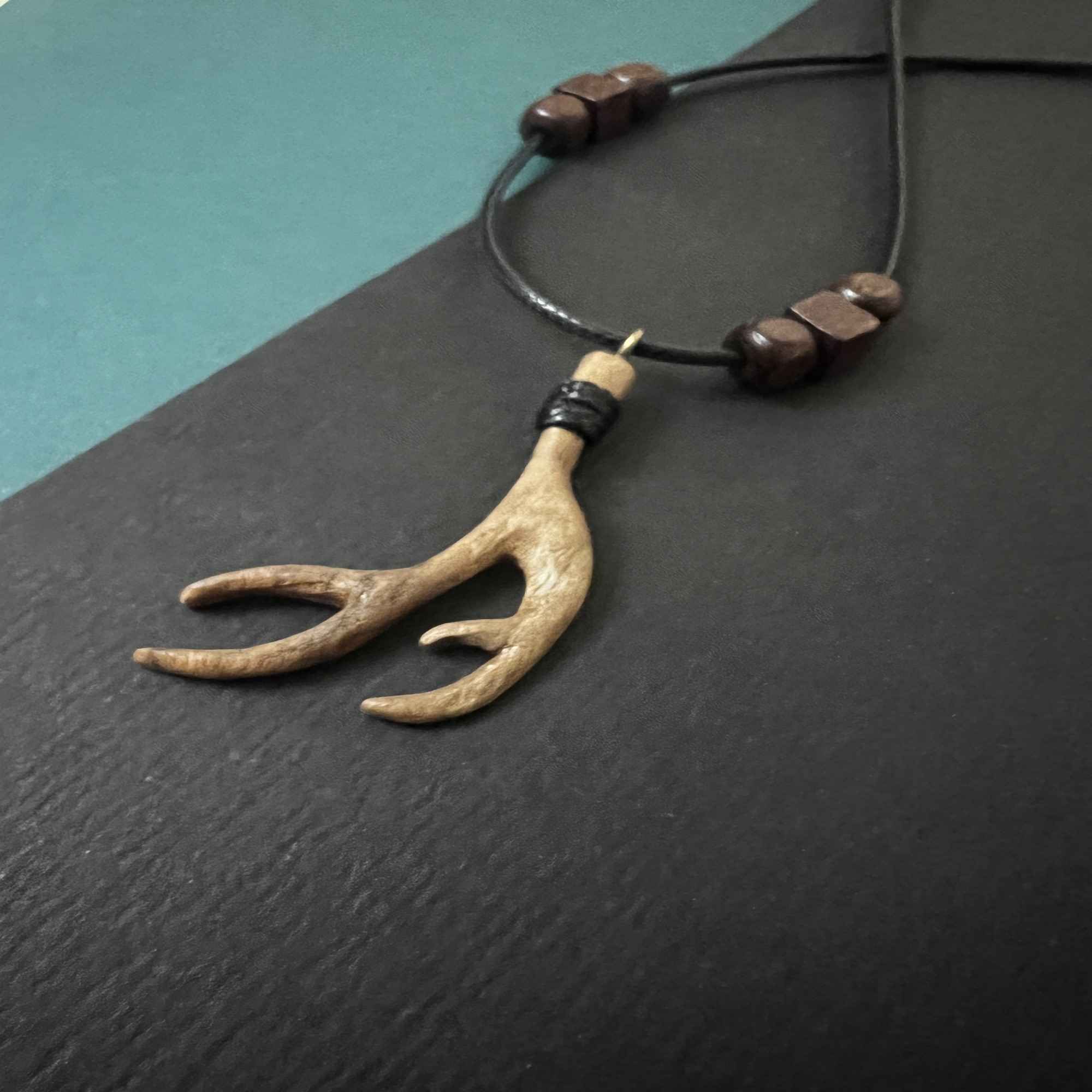 Collier en bois fait main modèle Bois de Cerf