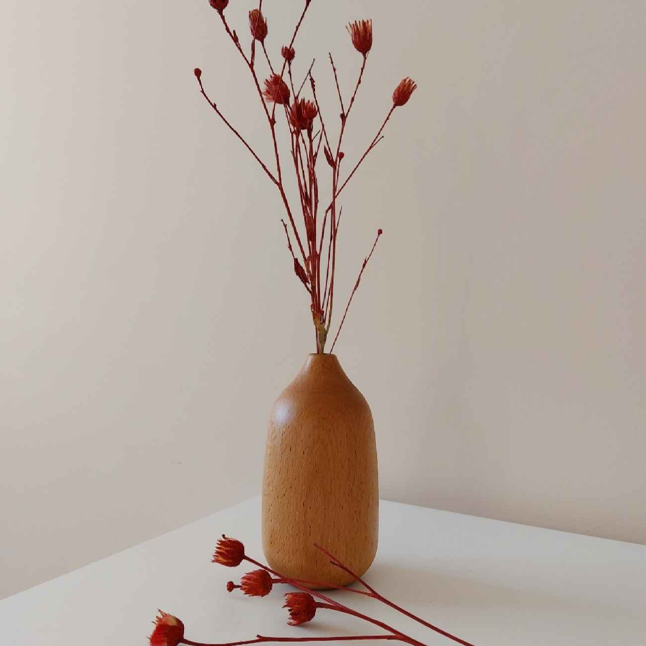 Vase à bourgeons décoratif en bois fait main – Style minimaliste et rustique, couleur marron.