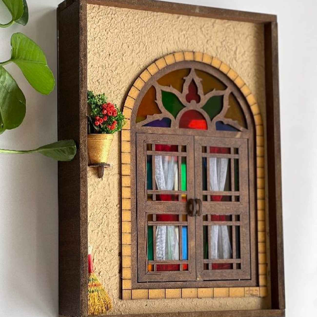 Porte-clés mural en bois persan fait main avec design de fenêtre de cottage traditionnel