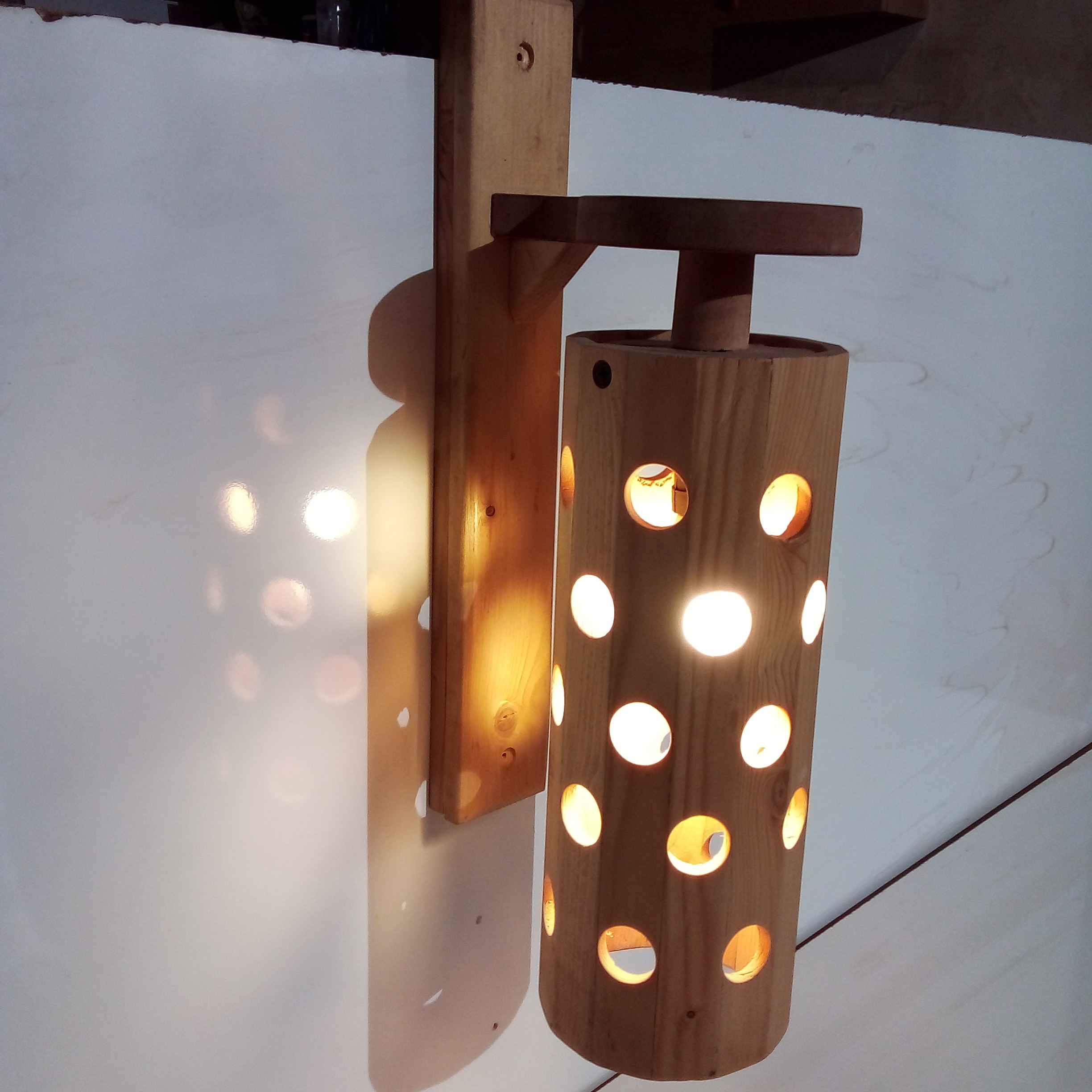 Applique murale en bois réglable avec design de trou