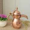 Cafetière traditionnelle arabe en cuivre pour préparer le Qahwa et le café arabe, intérieur étamé avec poignée en laiton