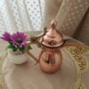 Cafetière traditionnelle arabe en cuivre pour préparer le Qahwa et le café arabe, intérieur étamé avec poignée en laiton