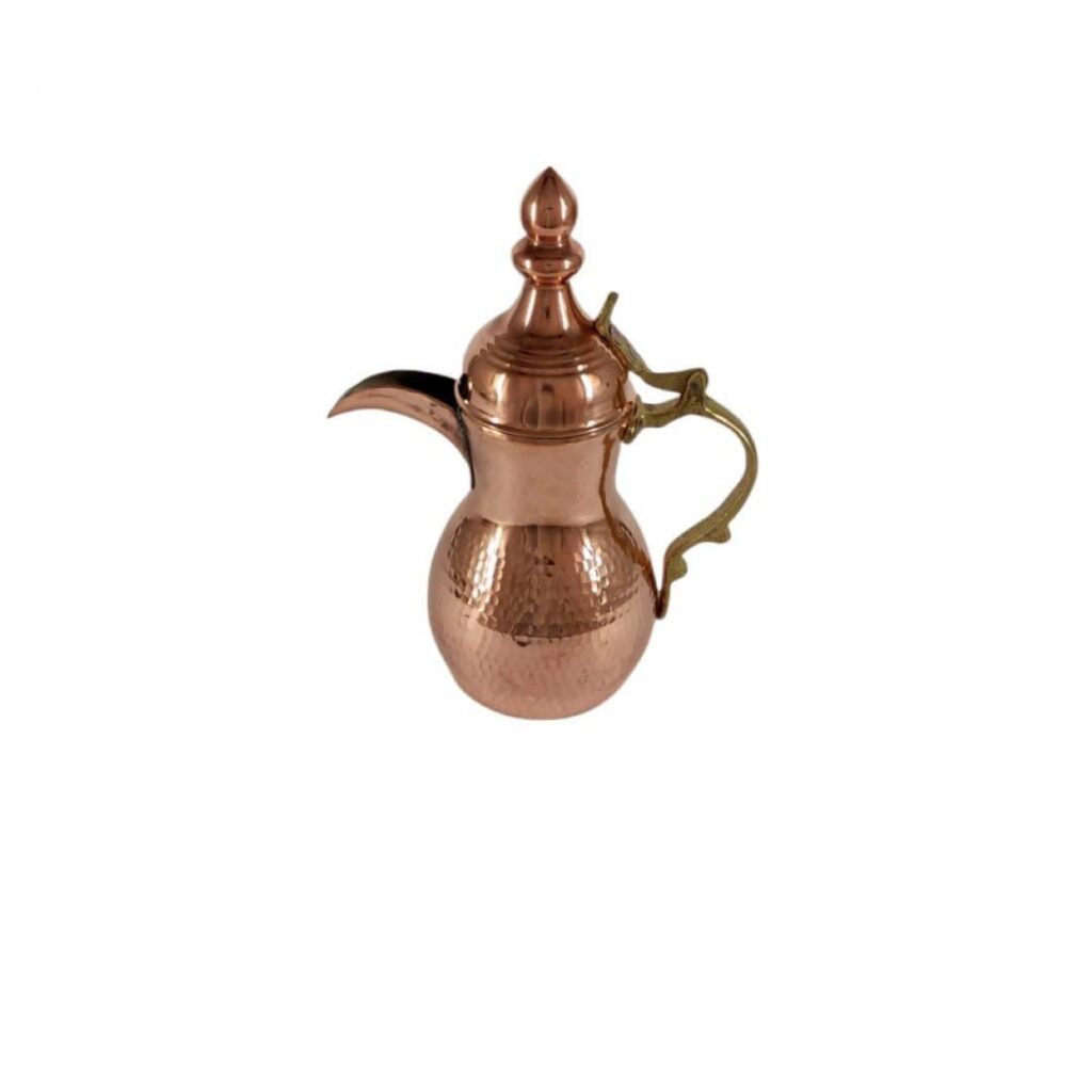 Cafetière traditionnelle arabe en cuivre martelé pour préparer le Qahwa et le café arabe