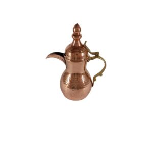 Cafetière traditionnelle arabe en cuivre martelé pour préparer le Qahwa et le café arabe
