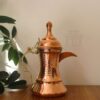 Cafetière traditionnelle arabe en cuivre martelé pour préparer le Qahwa et le café arabe - Bita