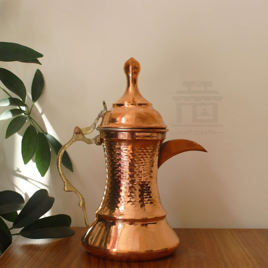 Cafetière traditionnelle arabe en cuivre martelé pour préparer le Qahwa et le café arabe - Bita