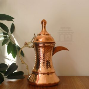 Cafetière traditionnelle arabe en cuivre martelé pour préparer le Qahwa et le café arabe – Bita