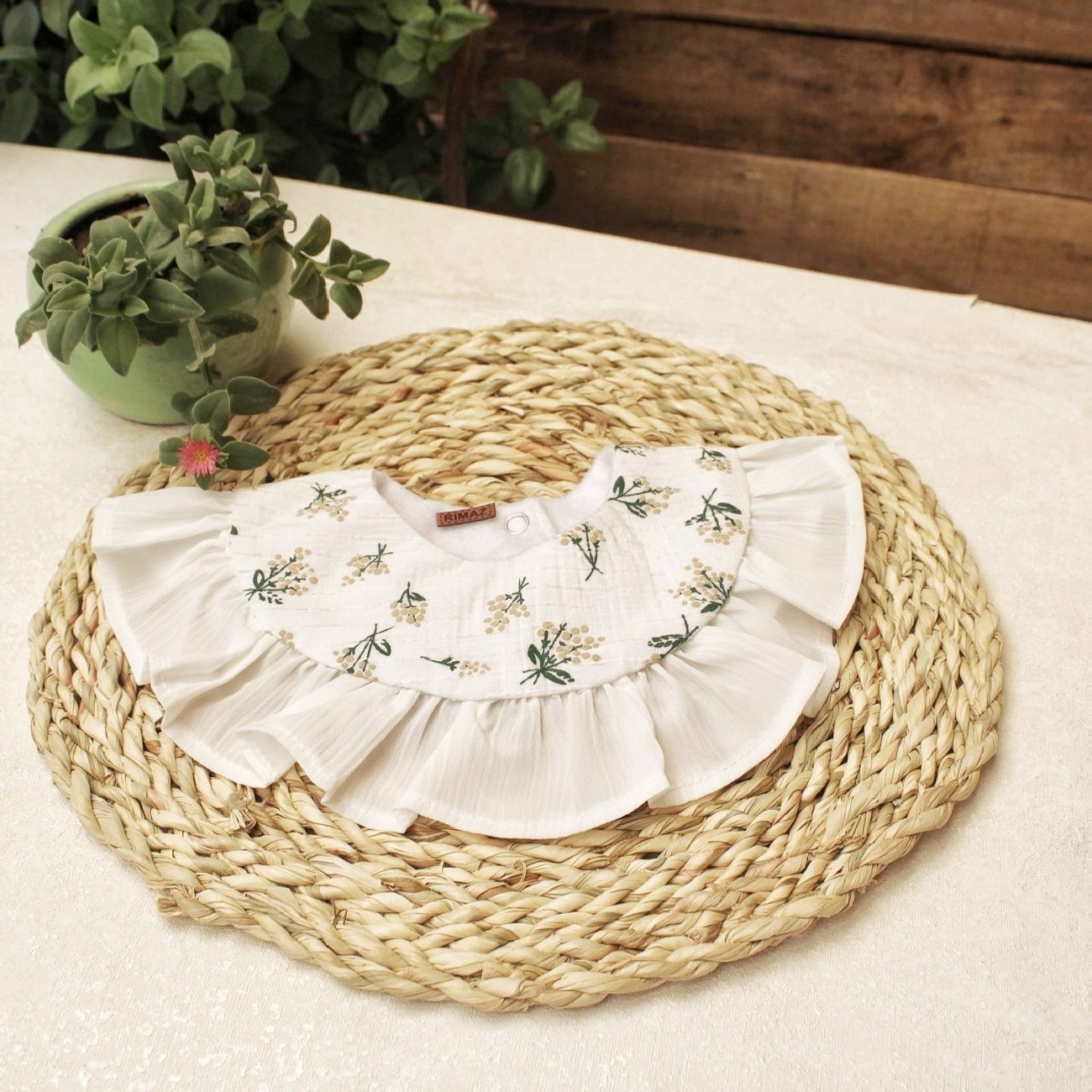 Bavoir pour Bébé à Motif Floral – Modèle Paradis