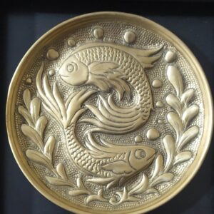 Plateau en laiton décoratif, œuvre d’art gravée Ghalamzani persan avec poissons et plantes feuillues