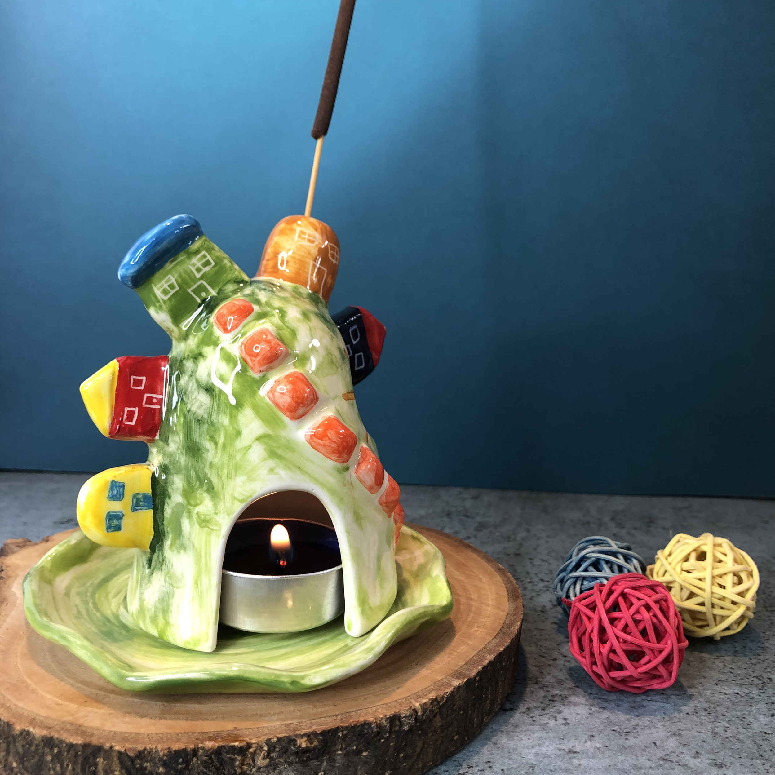 Porte-bougie décoratif en céramique avec design de maisons colorées fait à la main