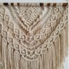Tenture murale décorative en macramé, modèle Miel