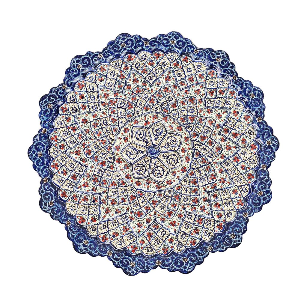 Minakari décoratif sur plat en cuivre avec émaillage peint à la main