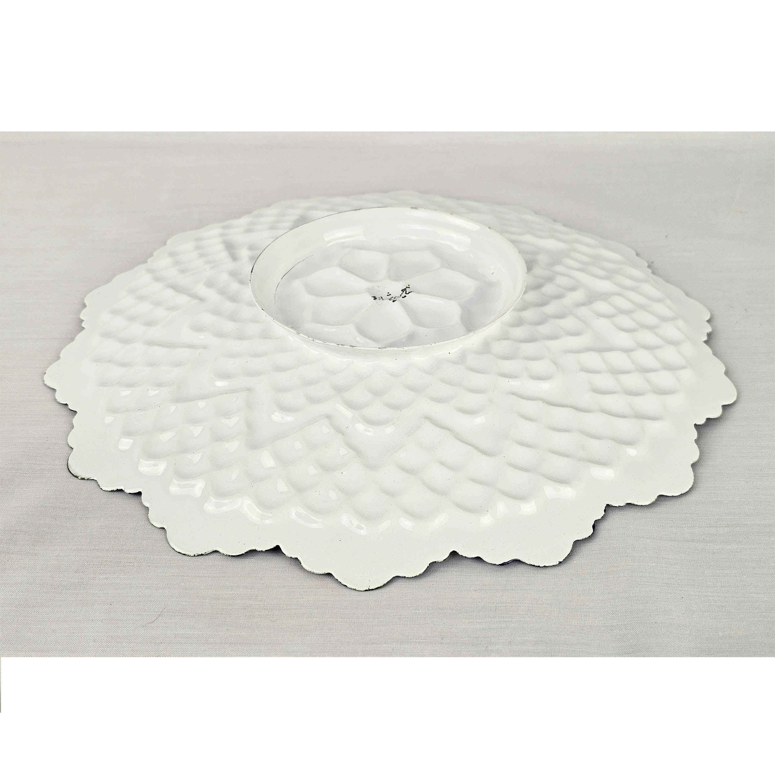 Minakari décoratif sur plat en cuivre avec émaillage peint à la main