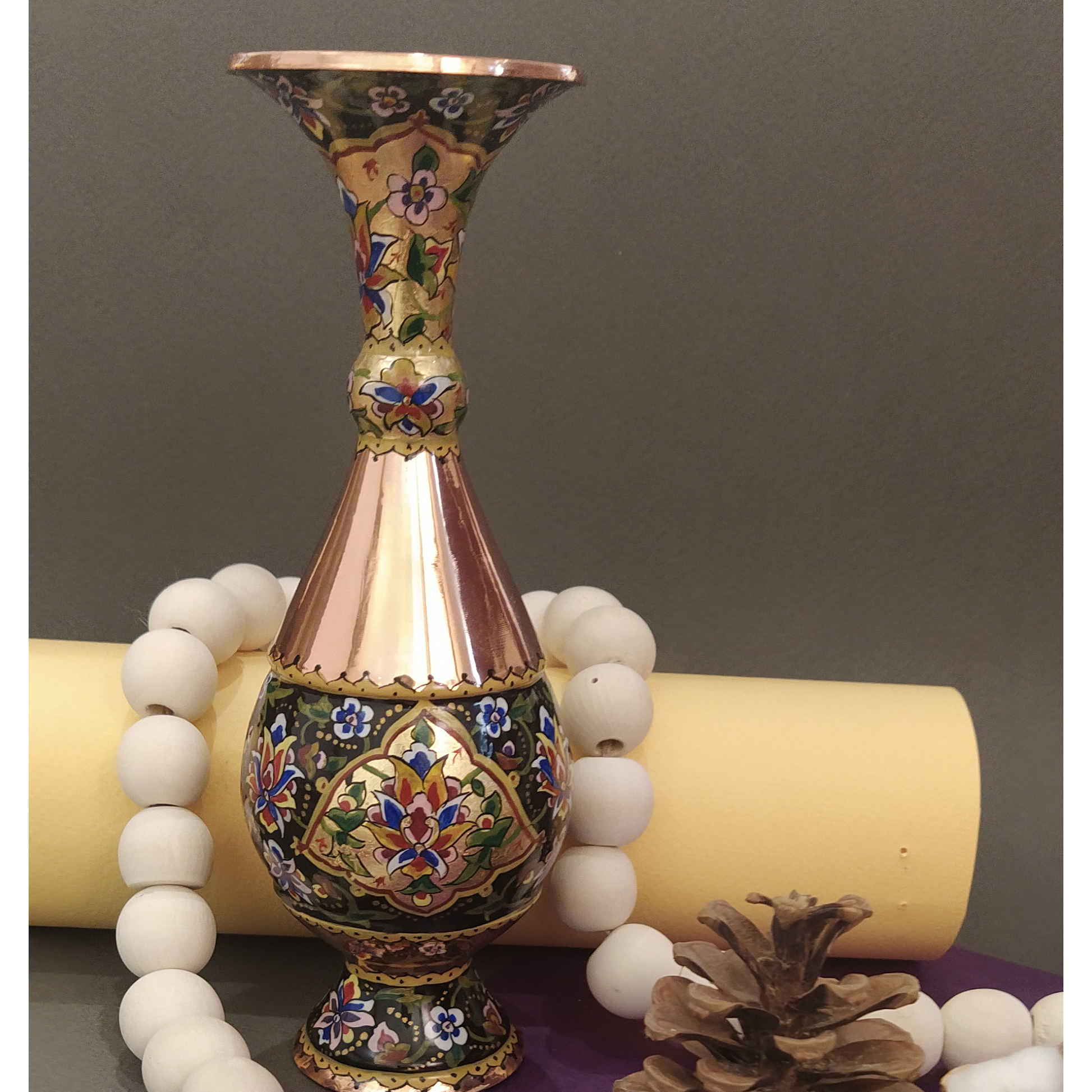 Vase décoratif en cuivre persan fait main avec design floral traditionnel