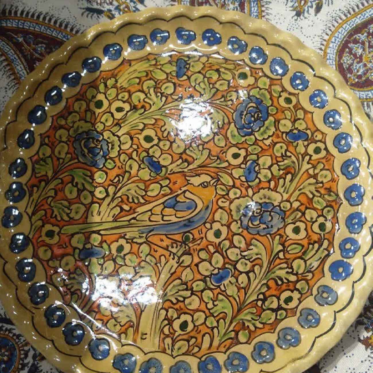Plateau en céramique décoratif dans un design d'oiseaux et de fleurs, fait main et peint à la main