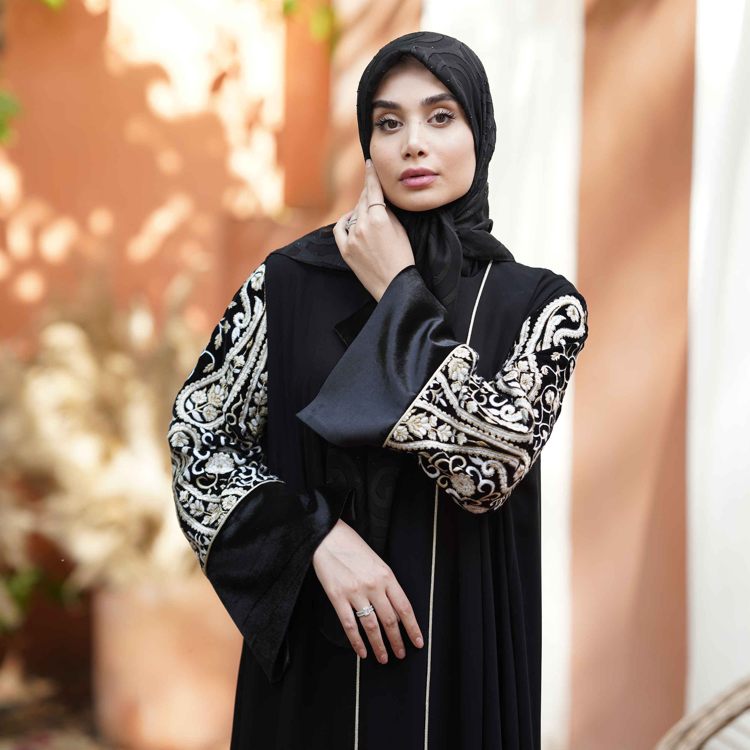 Abaya élégante coupe ample pour femmes musulmanes avec manches brodées