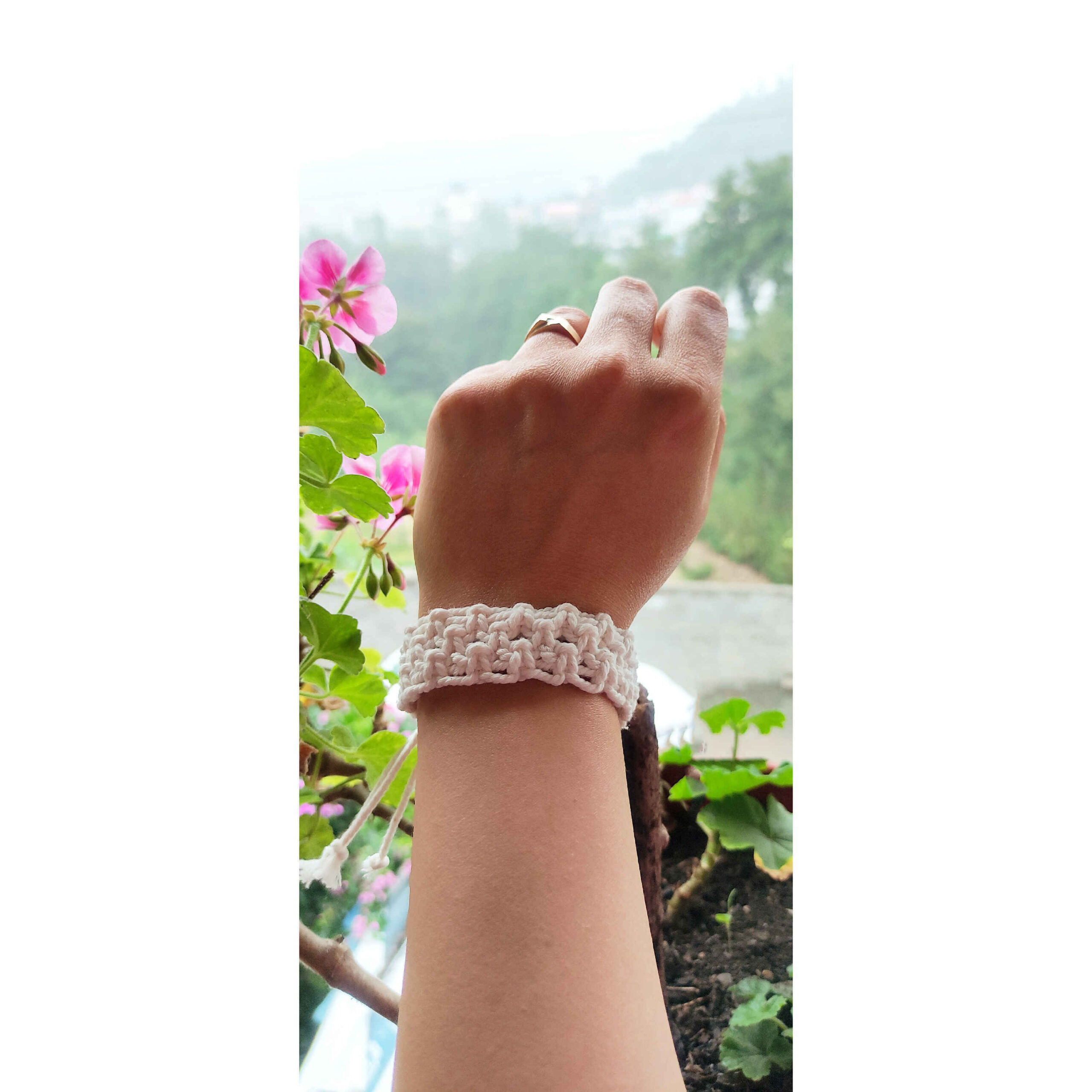 Set boucles d’oreilles et bracelet en macramé brodé, modèle Miel