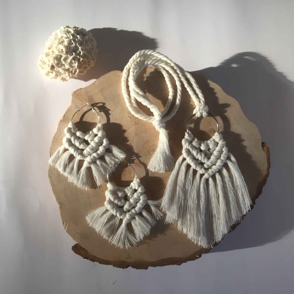Ensemble Boucles d’Oreilles et Collier en Macramé Brodé