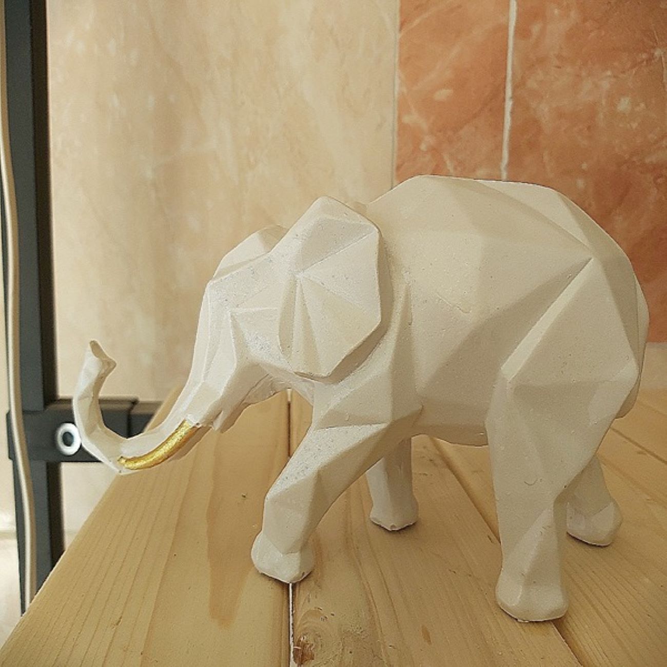 Figurine géométrique d’éléphant cubisme – Ornement en résine abstrait