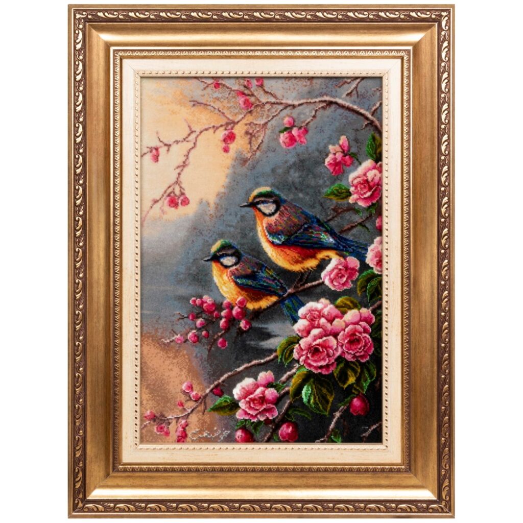 Tapis persan figuratif noué à la main de Tabriz représentant un oiseau