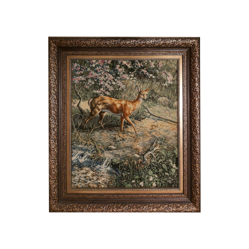 Tapis persan figuratif noué à la main de Tabriz représentant un cerf