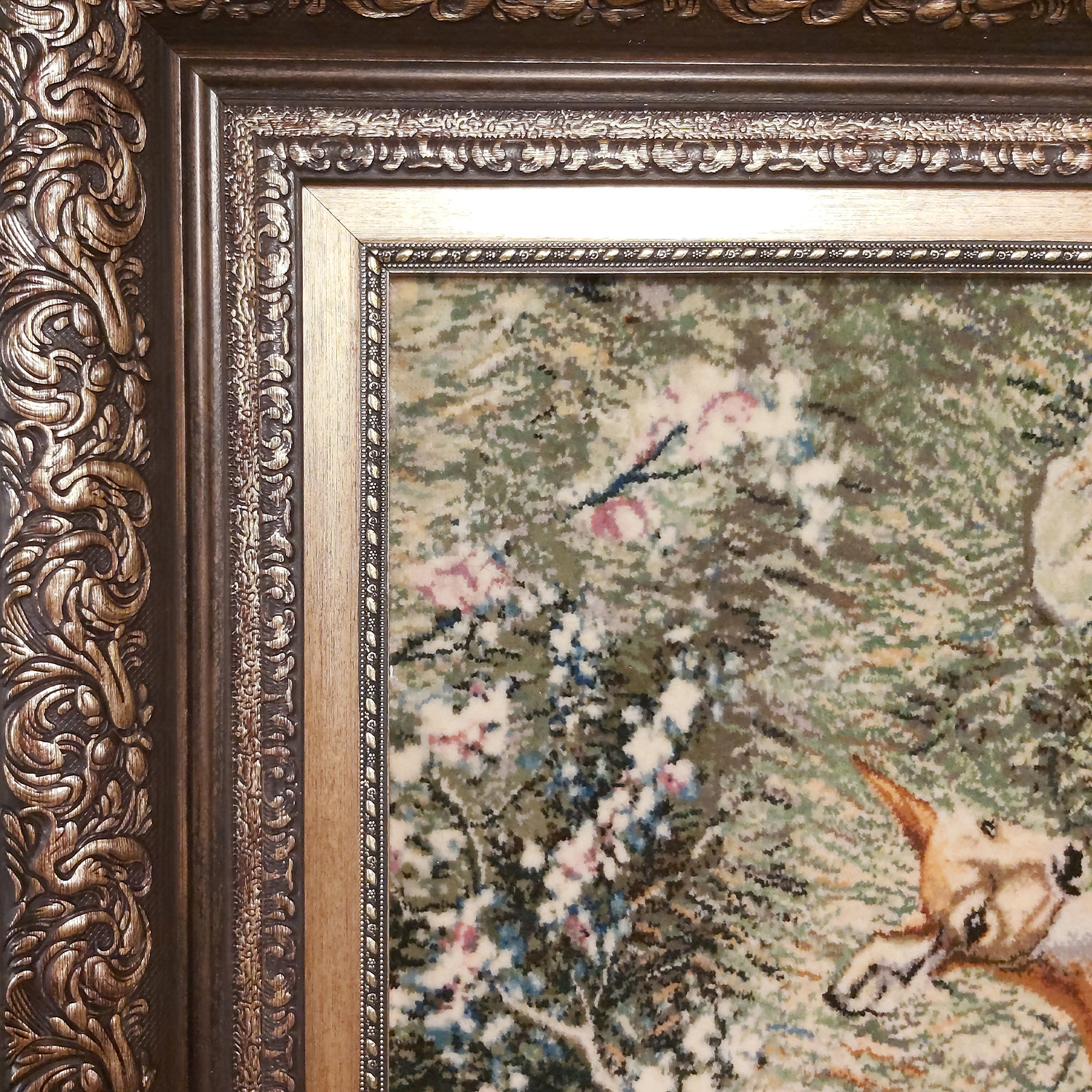 Tapis persan figuratif noué à la main de Tabriz représentant un cerf