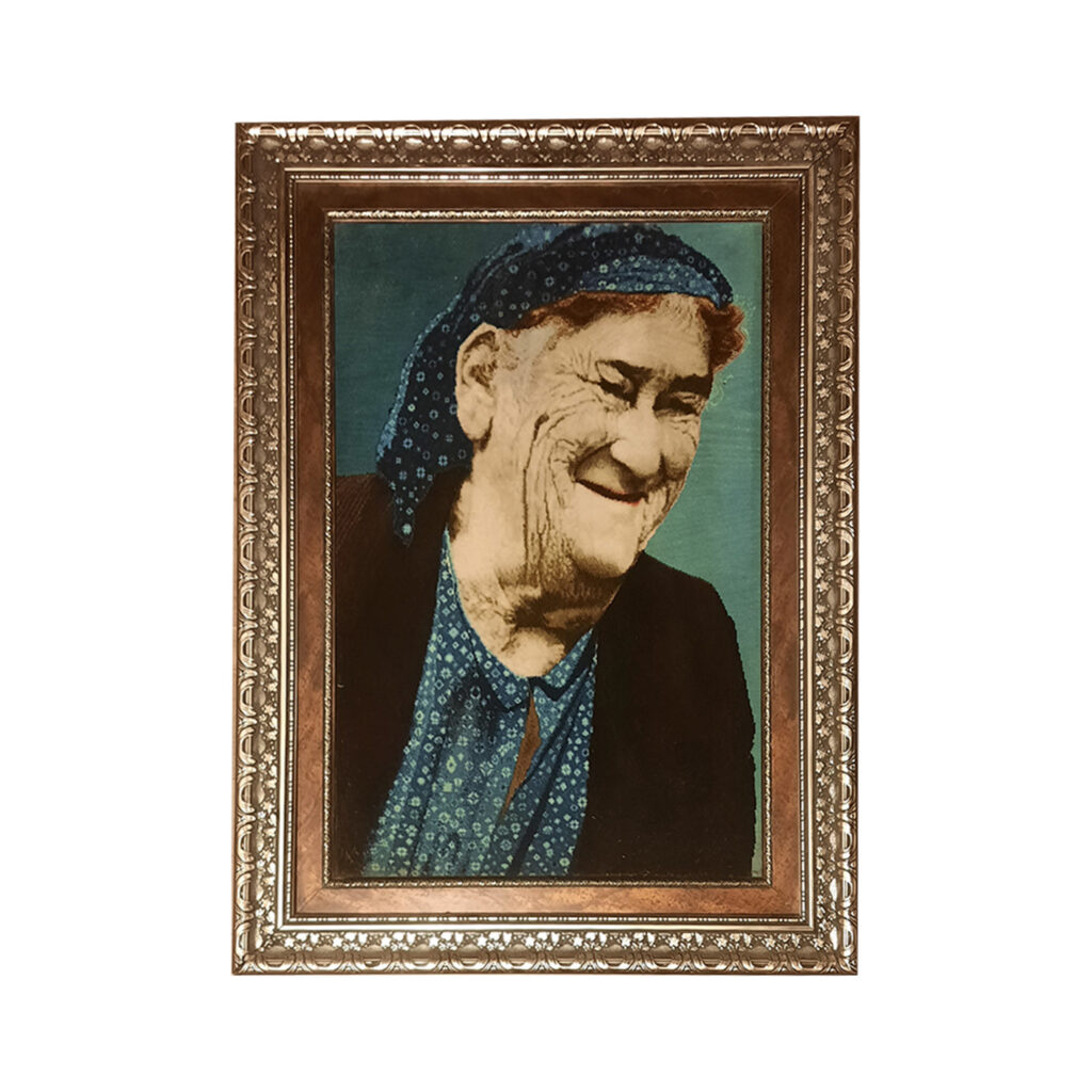 Tapis persan figuratif noué à la main de Tabriz représentant une vieille femme
