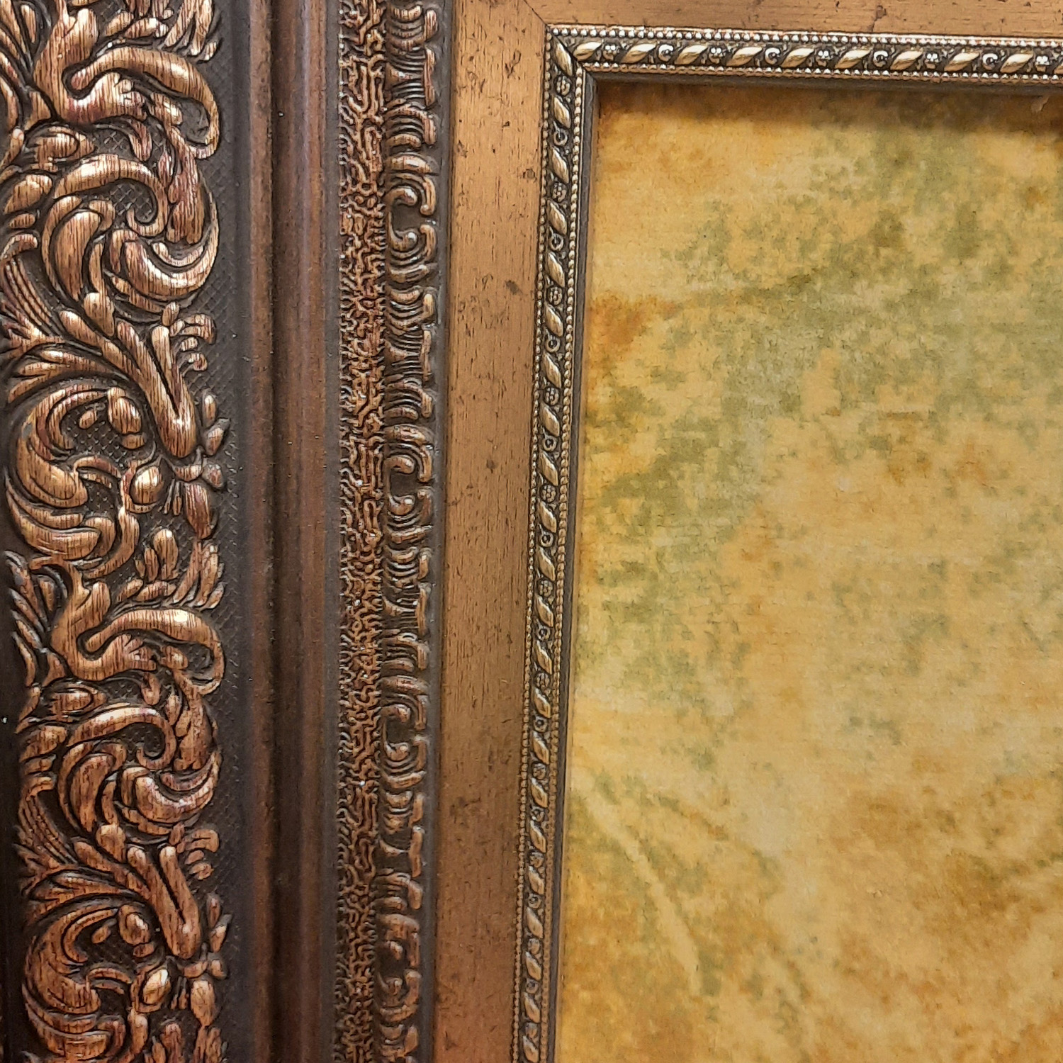 Tapis persan figuratif en soie noué à la main de Tabriz représentant un cheval