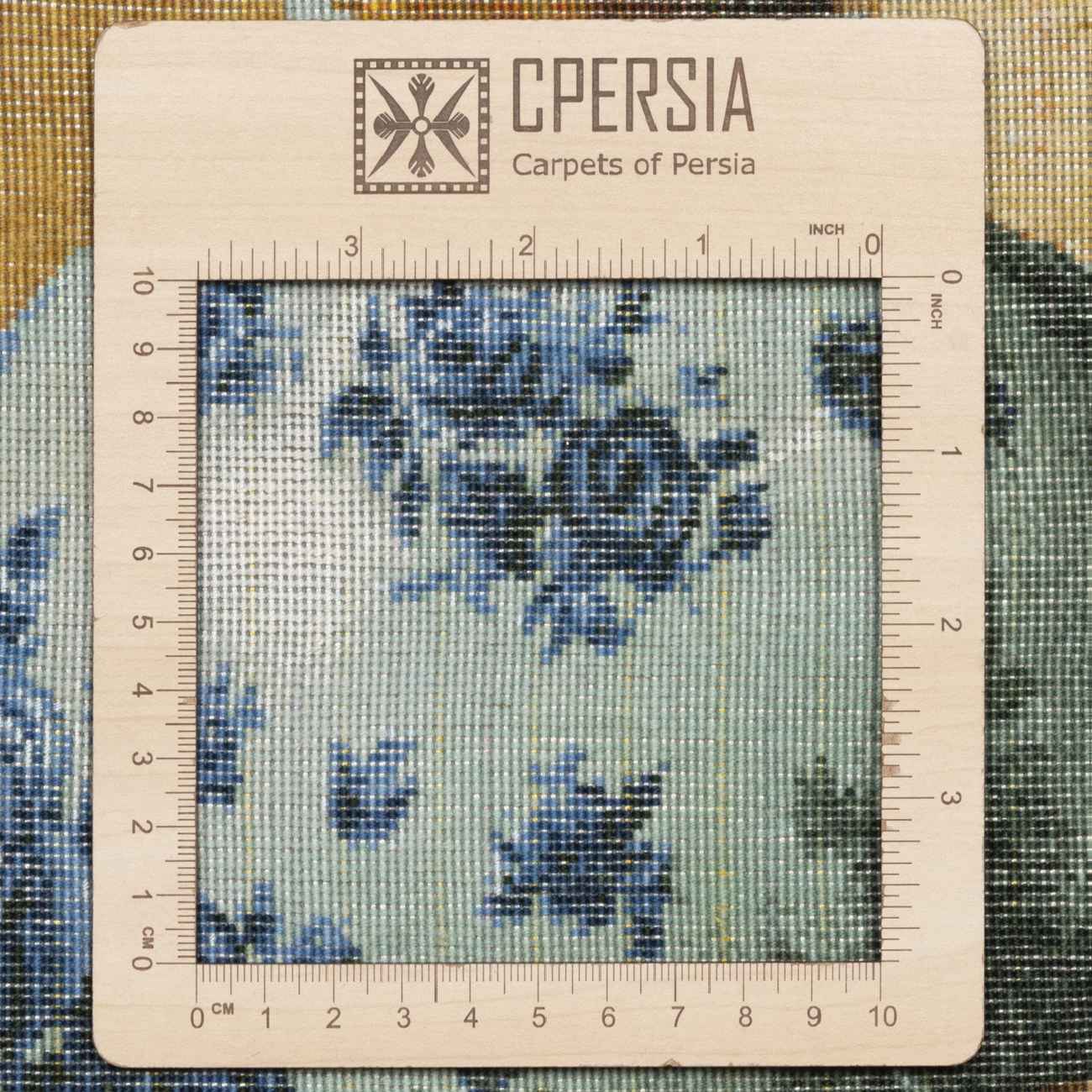 Tapis persan figuratif en soie noué à la main de Tabriz représentant un târ persan et des livres