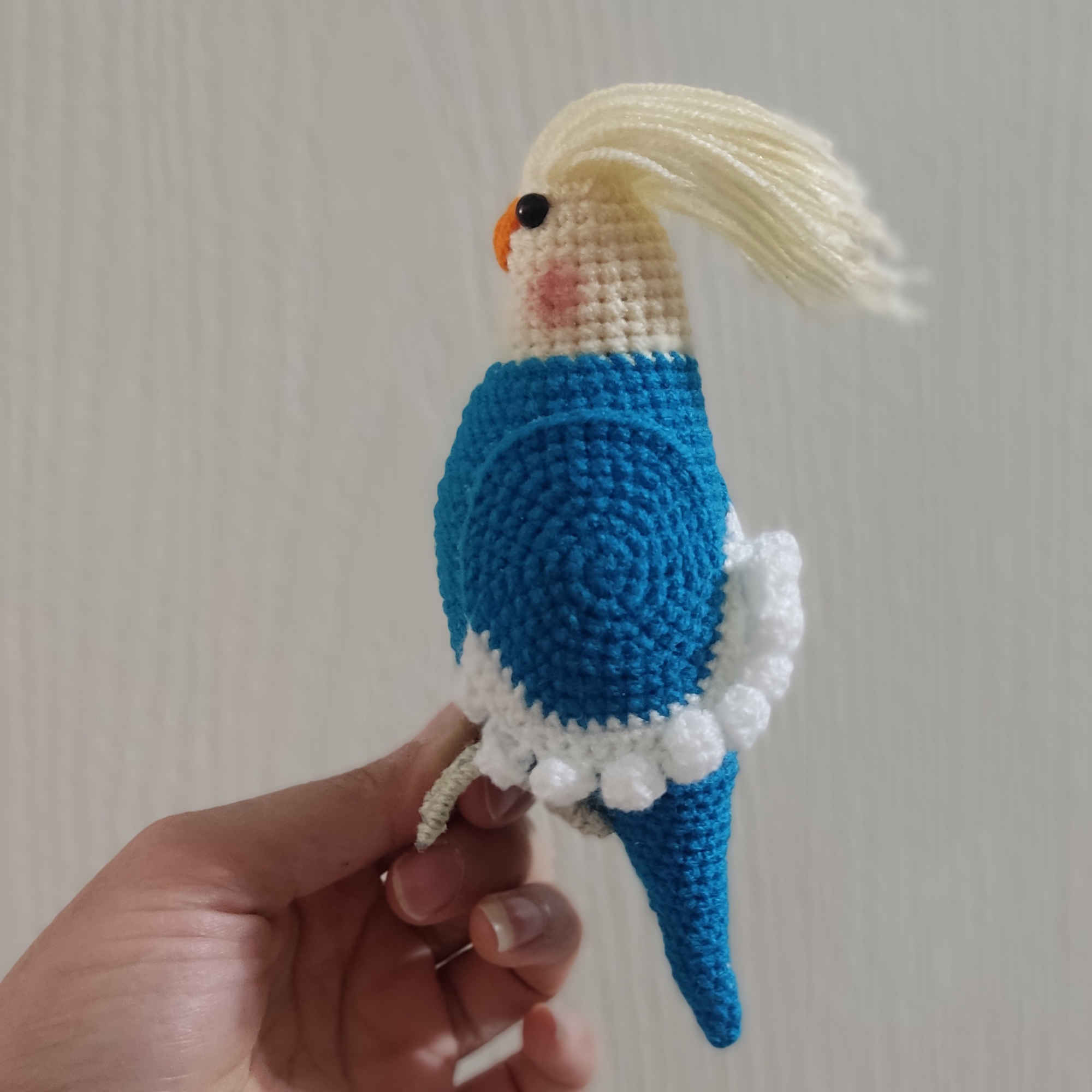 Amigurumi Perruche Cockatiel Lutino à Face Blanche en Peluche – Jouet en Crochet Adorable et Détaillé