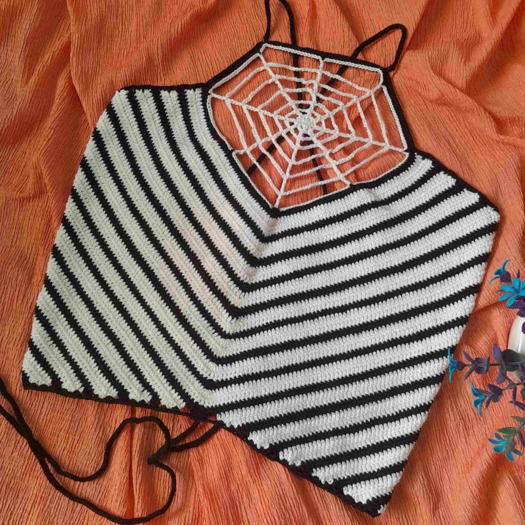 Top court en crochet tissé à la main avec design unique de toile d'araignée pour femmes