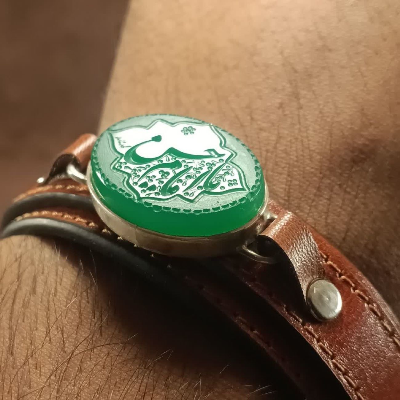 Bracelet en cuir islamique avec pierre agate dans un cadre argenté Calligraphie Imam Hussain