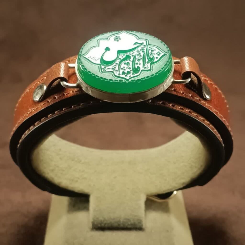 Bracelet en cuir islamique avec pierre agate dans un cadre argenté Calligraphie Imam Hussain