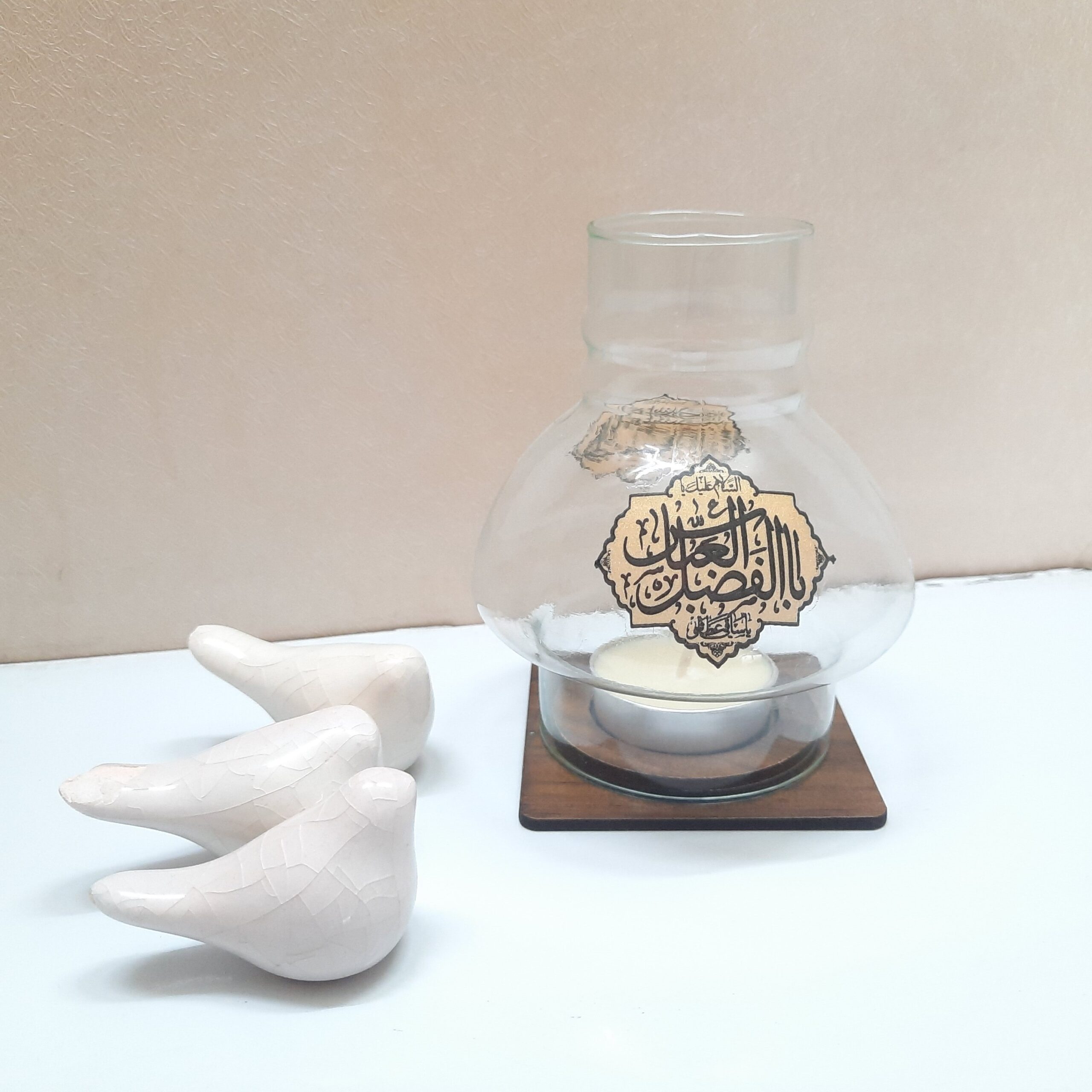 Bougeoir de table islamique avec socle en bois au design Ya Abalfazl